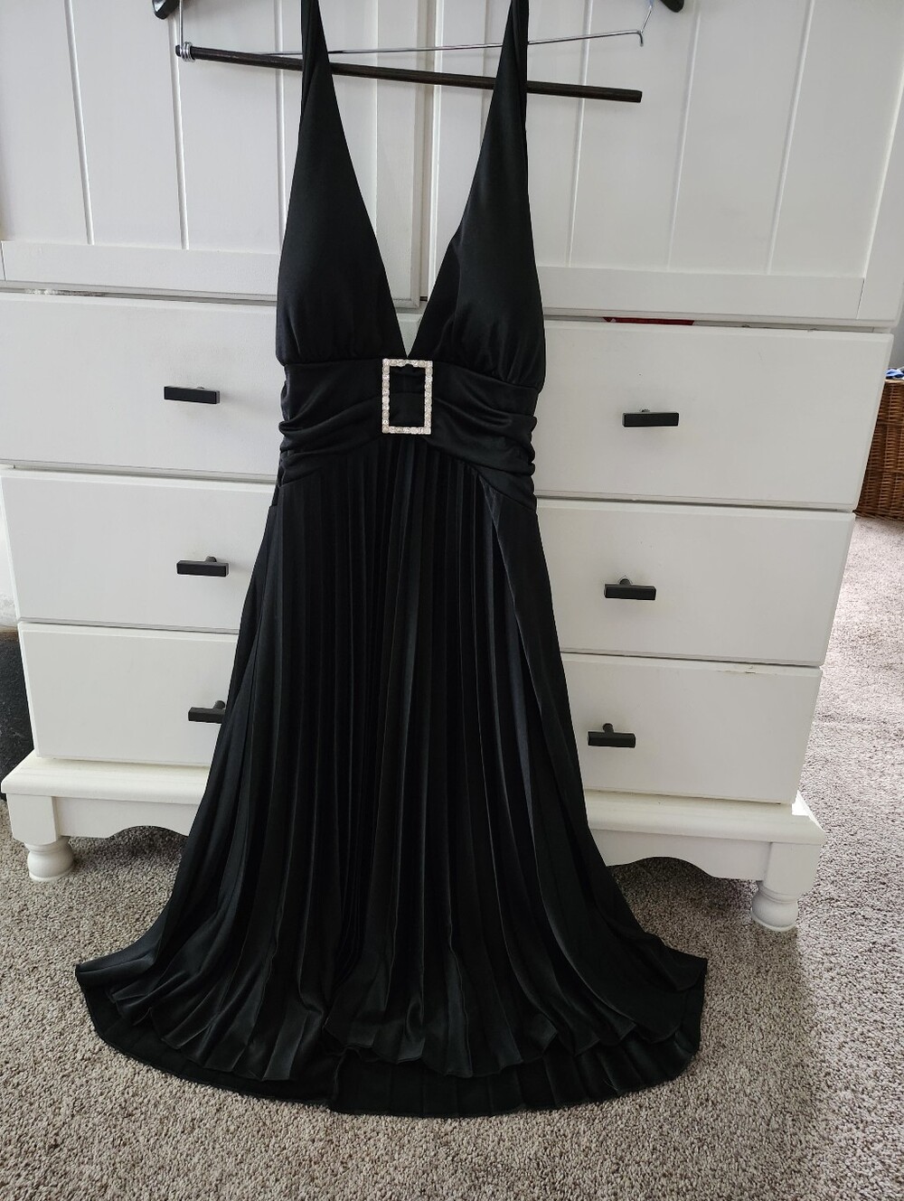 speck Black Plunging V-Neck Pleated Prom Dress with Rhinestone Buckle Sz M